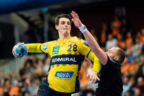 181201 Rhein-Neckar Löwens Filip Taleski och Kristianstads Arnar Freyr Arnarsson under handbollsmatchen i Champions League mellan IFK Kristianstad och Rhein Neckar Löwen den 1 december 2018 i Kristianstad.  Copyright: AvdoxBilkanovic BB181201AB078