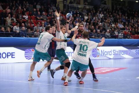 Luka Karabatic (psg) vs Jesper Kondradsson (Skjern) HANDBALL : Velux EHF Champions League - Paris vs Skjern- Paris - 01 12 2018 StephenCaillet Panoramic 