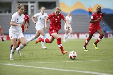 Fußball, Damen U17 WM, Neuseeland - Kanada New Zealand s Gabi Rennie (L) vies for the ball with Canadian Julianne Vallerand during the Women s Under 17 World Cup match for the third position, between New Zealand and Canada, in Montevideo, Uruguay, 01 December 2018. New Zealand vs. Canada !ACHTUNG: NUR REDAKTIONELLE NUTZUNG!  Copyright: xFedericoxAnfittix AME3865 20181201-636792959548572909