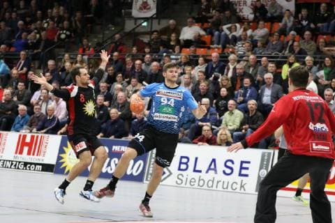 Georg Poehle (HSG Nordhorn-Lingen 94) vorbei an Jens Bechtloff (TuS N-Luebbecke 8)(links) , TuS N-Luebbecke vs HSG Nordhorn-Lingen, Handball, 2. Bundesliga, 01.12.2018, TuS N-Luebbecke vs HSG Nordhorn-Lingen, Handball, 2. Bundesliga, 01.12.2018 Luebbecke Copyright: xEibner Jan_Strohdiekx EP_JSK