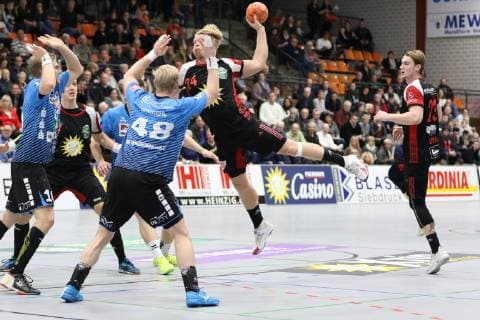 Dener Jaanimaa (TuS N-Luebbecke 24) gegen Patrick Miedema (HSG Nordhorn-Lingen 10)(links) und Julian Possehl (HSG Nordhorn-Lingen 48)(vorne) , TuS N-Luebbecke vs HSG Nordhorn-Lingen, Handball, 2. Bundesliga, 01.12.2018, TuS N-Luebbecke vs HSG Nordhorn-Lingen, Handball, 2. Bundesliga, 01.12.2018 Luebbecke Copyright: xEibner Jan_Strohdiekx EP_JSK