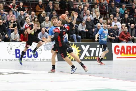 Jens Bechtloff (TuS N-Luebbecke 8) vorbei an Georg Poehle (HSG Nordhorn-Lingen 94)(hinten) , TuS N-Luebbecke vs HSG Nordhorn-Lingen, Handball, 2. Bundesliga, 01.12.2018, TuS N-Luebbecke vs HSG Nordhorn-Lingen, Handball, 2. Bundesliga, 01.12.2018 Luebbecke Copyright: xEibner Jan_Strohdiekx EP_JSK