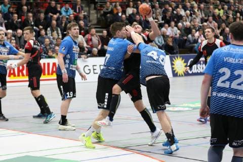 Jo Gerrit Genz (TuS N-Luebbecke 5) wird von Toon Leenders (HSG Nordhorn-Lingen 7)(links) und Julian Possehl (HSG Nordhorn-Lingen 48)(rechts) gestoppt, TuS N-Luebbecke vs HSG Nordhorn-Lingen, Handball, 2. Bundesliga, 01.12.2018, TuS N-Luebbecke vs HSG Nordhorn-Lingen, Handball, 2. Bundesliga, 01.12.2018 Luebbecke Copyright: xEibner Jan_Strohdiekx EP_JSK