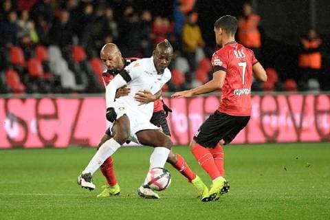 09 MARIO BALOTELLI (NICE) - 15 JEREMY SORBON (EAG) FOOTBALL : Guingamp vs Nice - Ligue 1 Conforama - 01 12 2018 FEP Panoramic 