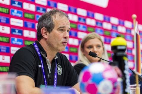 Brest, Frankreich 01. Dezember 2018: EHF EM 2018 Women - Norwegen vs. Deutschland Trainer Henk Groener (Deutschland) Brest Arena Brest Frankreich