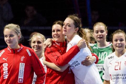 181202 Players of of Denmark celebrate after the EHF European WomenÕs Handball Championship match between Poland and Denmark on November 2, 2018 in Nantes. Photo: Ludvig Thunman BILDBYRN kod LT 35558  Copyright: LUDVIGxTHUNMAN BB181202LT024