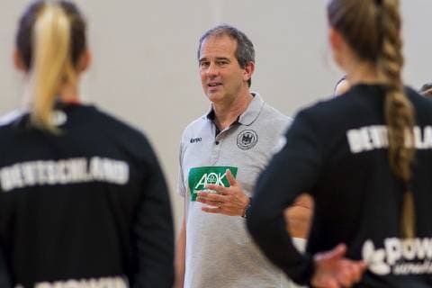 Brest, Frankreich 02. Dezember 2018: EHF EM 2018 - Media Day - Empfang der Stadt Trainer Henk Groener (Deutschland) im Training Brest Frankreich