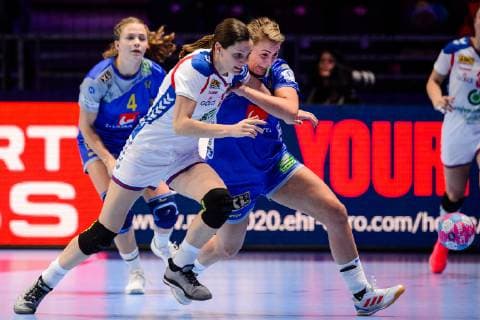 181202 Jelena Zivkovic of Serbia and Isabelle Gullden of Sweden during the EHF European WomenÕs Handball Championship match between Sweden and Serbia on December 2, 2018 in Nantes. Photo: Ludvig Thunman BILDBYRN kod LT 35559  Copyright: LUDVIGxTHUNMAN BB181202LT049