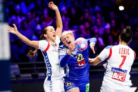 181202 Hanna Blomstrand of Sweden during the EHF European WomenÕs Handball Championship match between Sweden and Serbia on December 2, 2018 in Nantes. Photo: Ludvig Thunman BILDBYRN kod LT 35559  Copyright: LUDVIGxTHUNMAN BB181202LT050