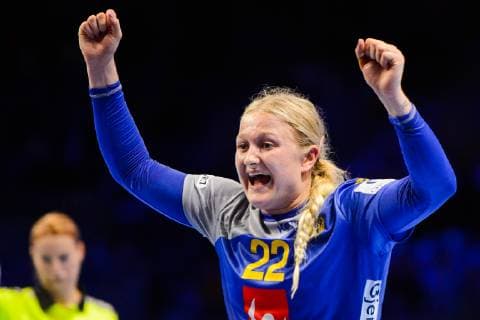 181202 Hanna Blomstrand of Sweden celebrates during the EHF European WomenÕs Handball Championship match between Sweden and Serbia on December 2, 2018 in Nantes. Photo: Ludvig Thunman BILDBYRN kod LT 35559  Copyright: LUDVIGxTHUNMAN BB181202LT077