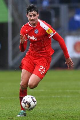 Fußball 2. Bundesliga 12. Spieltag MSV Duisburg - Holstein Kiel am 02.12.2018 in der Schauinsland-Reisen-Arena in Duisburg Janni Serra ( Kiel ) DFL regulations prohibit any use of photographs as image sequences and or quasi-video.