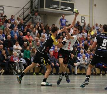 02.12.2018, xmgx, Handball 3.Liga, HSG Hanau - HSC 2000 Coburg II v.l. Andreas Wolf (Coburg) Marc Strohl (Hanau) Nikola Franke (Coburg) Hanau Hessen Deutschland (DEU)
