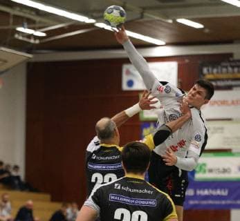 02.12.2018, xmgx, Handball 3.Liga, HSG Hanau - HSC 2000 Coburg II v.l. Jonathan Rivera (Coburg) Max Bergold (Hanau) Hanau Hessen Deutschland (DEU)