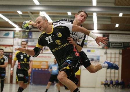 02.12.2018, xmgx, Handball 3.Liga, HSG Hanau - HSC 2000 Coburg II v.l. Jonathan Rivera (Coburg) Marius Brüggemann (Hanau) Hanau Hessen Deutschland (DEU)