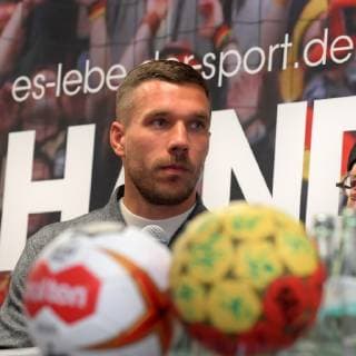 Handball, WM 2019 Botschafter Lukas Podolski,Fototermin, Pressekonferenz, Handball is coming home, 03.12.2018, Lanxessarena Köln