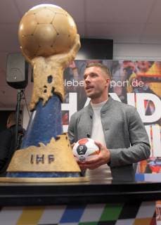 Handball, WM 2019 Botschafter Lukas Podolski,Fototermin, Pressekonferenz, Handball is coming home, 03.12.2018, Lanxessarena Köln