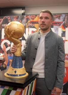 Handball, WM 2019 Botschafter Lukas Podolski, WM Pokal , Fototermin, Pressekonferenz, Handball is coming home, 03.12.2018, Lanxessarena Köln
