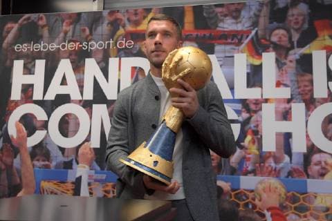 Handball, WM 2019 Botschafter Lukas Podolski, mit WM Pokal Fototermin, Pressekonferenz, Handball is coming home, 03.12.2018, Lanxessarena Köln