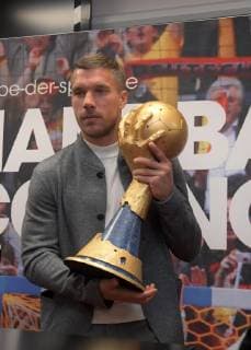 Handball, WM 2019 Botschafter Lukas Podolski, mit Pokal Fototermin, Pressekonferenz, Handball is coming home, 03.12.2018, Lanxessarena Köln