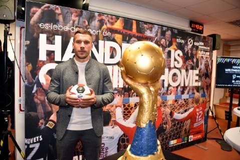 Lukas Podolski, Fußball-Weltmeister und Botschafter der Handball-WM 2019, am 03.12.2018 in Köln bei der Pressekonferenz zur Handball WM 2019 in der Kabine der deutschen Handball-Nationalmannschaft der Weltmeisterschaft 2007. In Köln werden vom 19. bis 23. Januar 2019 die Hauptrundenspiele sowie der President s Cup der Handball-WM 2019 ausgetragen
