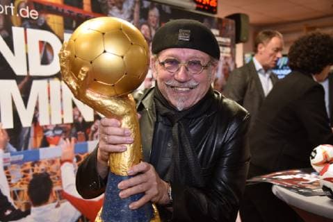 Janus Fröhlich, Musiker und Kölner Sportbotschafter am 03.12.2018 in Köln bei der Pressekonferenz zur Handball WM 2019 in der Kabine der deutschen Handball-Nationalmannschaft der Weltmeisterschaft 2007. In Köln werden vom 19. bis 23. Januar 2019 die Hauptrundenspiele sowie der President s Cup der Handball-WM 2019 ausgetragen
