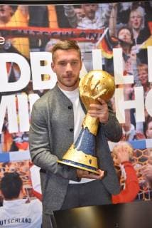 Lukas Podolski, Fußball-Weltmeister und Botschafter der Handball-WM 2019 am 03.12.2018 in Köln bei der Pressekonferenz zur Handball WM 2019 in der Kabine der deutschen Handball-Nationalmannschaft der Weltmeisterschaft 2007. In Köln werden vom 19. bis 23. Januar 2019 die Hauptrundenspiele sowie der President s Cup der Handball-WM 2019 ausgetragen