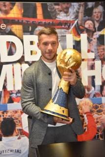 Lukas Podolski, Fußball-Weltmeister und Botschafter der Handball-WM 2019 am 03.12.2018 in Köln bei der Pressekonferenz zur Handball WM 2019 in der Kabine der deutschen Handball-Nationalmannschaft der Weltmeisterschaft 2007. In Köln werden vom 19. bis 23. Januar 2019 die Hauptrundenspiele sowie der President s Cup der Handball-WM 2019 ausgetragen