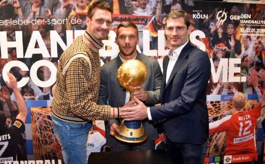 Sport Themen der Woche KW49 Sport Bilder des Tages Lukas Podolski (m) Fußball-Weltmeister und Botschafter der Handball-WM 2019, und die Handball-Weltmeister von 2007, Carsten Lichtlein (l) und Henning Fritz (r) mit Pokal am 03.12.2018 in Köln bei der Pressekonferenz zur Handball WM 2019 in der Kabine der deutschen Handball-Nationalmannschaft der Weltmeisterschaft 2007. In Köln werden vom 19. bis 23. Januar 2019 die Hauptrundenspiele sowie der President s Cup der Handball-WM 2019 ausgetragen