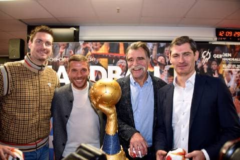Carsten Lichtlein , Handball-Weltmeister von 2007, l-r, Lukas Podolski, Fußball-Weltmeister und Botschafter der Handball-WM 2019, Heiner Brand ehem. Handball National Trainer und Henning Fritz , Handball-Weltmeister von 2007 am 03.12.2018 in Köln bei der Pressekonferenz zur Handball WM 2019 in der Kabine der deutschen Handball-Nationalmannschaft der Weltmeisterschaft 2007. In Köln werden vom 19. bis 23. Januar 2019 die Hauptrundenspiele sowie der President s Cup der Handball-WM 2019 ausgetragen