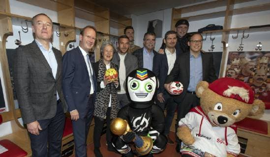 Pressekonferenz Handball WM 2019 Kabine Lanxess Arena Koeln Deutschland Datum: 03.12.2018 Von links: Oliver Lücke Stefan Löcher Dr. Agnes Klein Lukas Podolski Carsten Lichtlein Heiner Brand Henning Fritz Janus Fröhlich Mark Schober