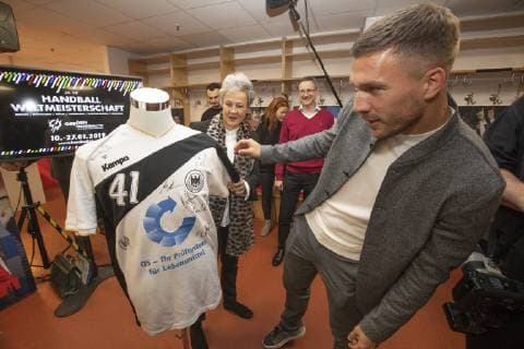 Pressekonferenz Handball WM 2019 Kabine Lanxess Arena Koeln Deutschland Datum: 03.12.2018 Hinten: Dr. Agnes Klein Vorne: Lukas Podolski