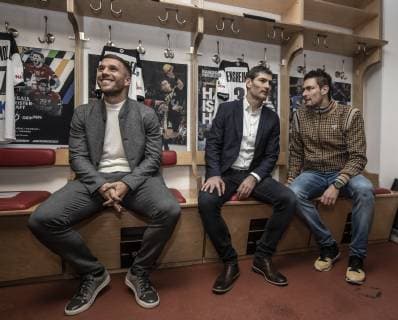 Pressekonferenz Handball WM 2019 Kabine Lanxess Arena Koeln Deutschland Datum: 03.12.2018 Links: Lukas Podolski Mitte: Henning Fritz Rechts: Carsten Lichtlein