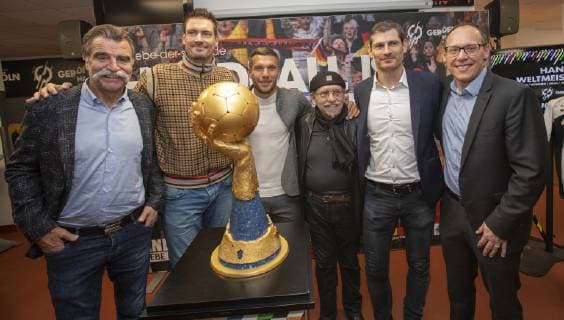 Pressekonferenz Handball WM 2019 Kabine Lanxess Arena Koeln Deutschland Datum: 03.12.2018 Von links: Heiner Brand Carsten Lichtlein Lukas Podolski Janus Fröhlich Henning Fritz Mark Schober