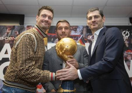 Pressekonferenz Handball WM 2019 Kabine Lanxess Arena Koeln Deutschland Datum: 03.12.2018 Links: Carsten Lichtlein Mitte: Lukas Podolski Rechts: Henning Fritz