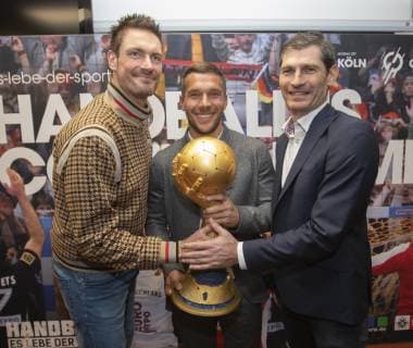Pressekonferenz Handball WM 2019 Kabine Lanxess Arena Koeln Deutschland Datum: 03.12.2018 Links: Carsten Lichtlein Mitte: Lukas Podolski Rechts: Henning Fritz