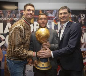 Pressekonferenz Handball WM 2019 Kabine Lanxess Arena Koeln Deutschland Datum: 03.12.2018 Links: Carsten Lichtlein Mitte: Lukas Podolski Rechts: Henning Fritz