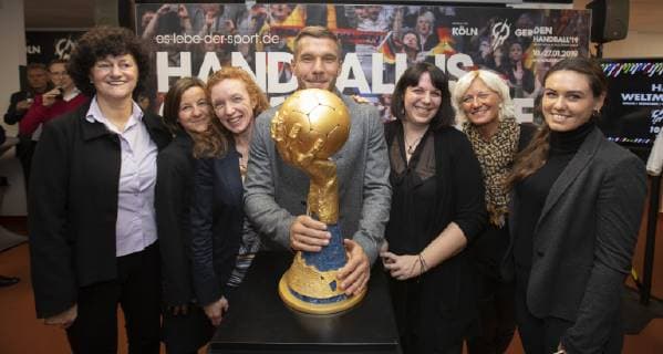 Pressekonferenz Handball WM 2019 Kabine Lanxess Arena Koeln Deutschland Datum: 03.12.2018 Lukas Podolski