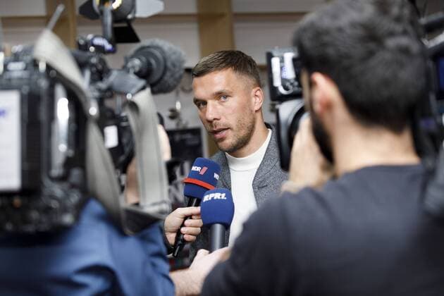 Lukas Podolski bei der Pressekonferenz zur Handball WM 2019 Handball Is Coming Home in der WM-Kabine von 2007 in der Lanxess-Arena. Köln, 03.12.2018