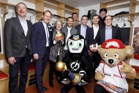 Oliver Lücke, Stefan Löcher, Agnes Klein, Lukas Podolski, Carsten Lichtlein, Heiner Brand, Henning Fritz, Janus Fröhlich und Mark Schober bei der Pressekonferenz zur Handball WM 2019 Handball Is Coming Home in der WM-Kabine von 2007 in der Lanxess-Arena. Köln, 03.12.2018