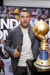 Lukas Podolski bei der Pressekonferenz zur Handball WM 2019 Handball Is Coming Home in der WM-Kabine von 2007 in der Lanxess-Arena. Köln, 03.12.2018