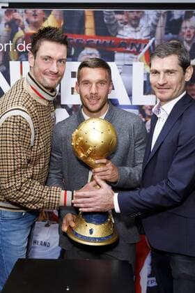 Carsten Lichtlein, Lukas Podolski und Henning Fritz bei der Pressekonferenz zur Handball WM 2019 Handball Is Coming Home in der WM-Kabine von 2007 in der Lanxess-Arena. Köln, 03.12.2018
