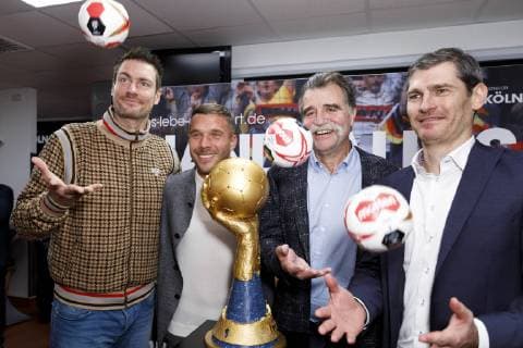 Carsten Lichtlein, Lukas Podolski, Heiner Brand und Henning Fritz bei der Pressekonferenz zur Handball WM 2019 Handball Is Coming Home in der WM-Kabine von 2007 in der Lanxess-Arena. Köln, 03.12.2018