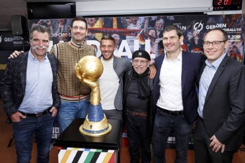 Heiner Brand, Carsten Lichtlein, Lukas Podolski, Janus Fröhlich, Henning Fritz und Mark Schober bei der Pressekonferenz zur Handball WM 2019 Handball Is Coming Home in der WM-Kabine von 2007 in der Lanxess-Arena. Köln, 03.12.2018