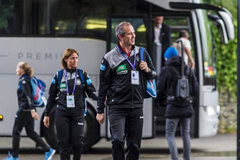 Handball, Frauen: EM, Deutschland Rumänien Vorrunde, Gruppe D, 2. Spieltag in der Brest Arena Trainer Henk Groener (Deutschland) Ankunft in der Arena Brest Arena Brest Frankreich