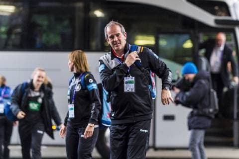 Handball, Frauen: EM, Deutschland Rumänien Vorrunde, Gruppe D, 2. Spieltag in der Brest Arena Trainer Henk Groener (Deutschland) Ankunft in der Arena Brest Arena Brest Frankreich