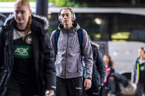 Handball, Frauen: EM, Deutschland Rumänien Vorrunde, Gruppe D, 2. Spieltag in der Brest Arena Luisa Schulze (Deutschland Bietigheim) bei der Ankunft Brest Arena Brest Frankreich