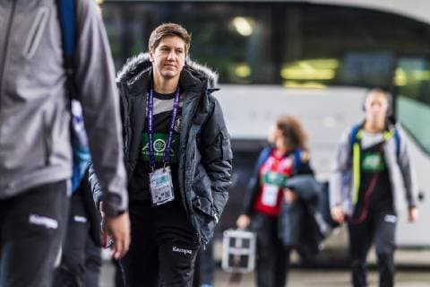 Handball, Frauen: EM, Deutschland Rumänien Vorrunde, Gruppe D, 2. Spieltag in der Brest Arena Ina Grossmann (Deutschland Thueringer HC) bei der Ankunft Brest Arena Brest Frankreich