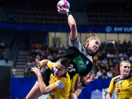 Handball, EM Damen, Deutschland - Rumänien 181203 Elena Florica of Romania and Emily Bölk of Germany during the EHF European Women?s Handball Championship match between Germany and Romania on December 3, 2018 in Brest. Photo: Fredrik Varfjell BILDBYRAN kod FV 150171  Copyright: FREDRIKxVARFJELL BB181203FV025