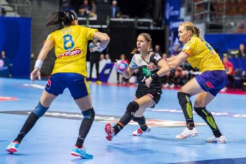 Handball, Frauen: EM, Deutschland Rumänien Vorrunde, Gruppe D, 2. Spieltag in der Brest Arena v.li. Cristina-Georgiana Neagu (Rumaenien), Xenia Smits (Deutschland Metz), Crina-Elena Pintea (Rumaenien) Brest Arena Brest Frankreich