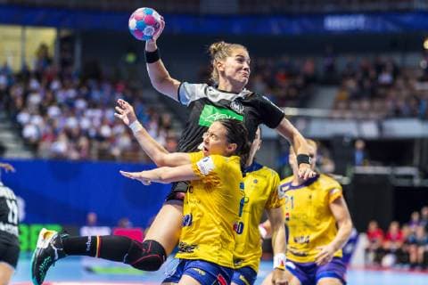 Sport Bilder des Tages Handball, Frauen: EM, Deutschland Rumänien Vorrunde, Gruppe D, 2. Spieltag in der Brest Arena Aneta Udristioiu (Rumaenien), Julia Behnke (Deutschland Metzingen) Brest Arena Brest Frankreich